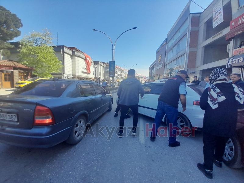 Akyazı'da kaza sonrası trafik kilitlendi