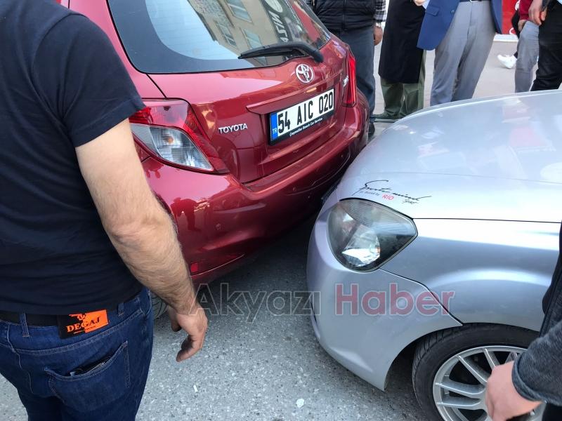 Akyazı'da kaza sonrası trafik kilitlendi