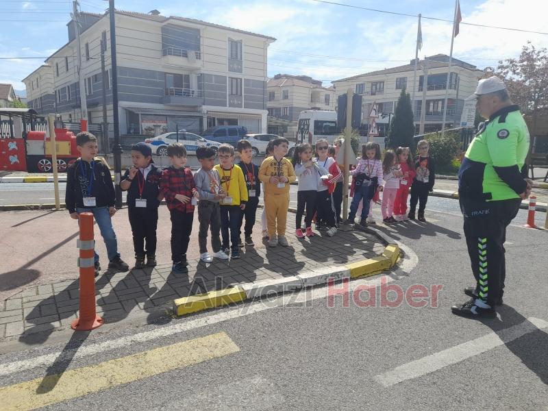 İlkokul öğrencilerine trafik eğitimi