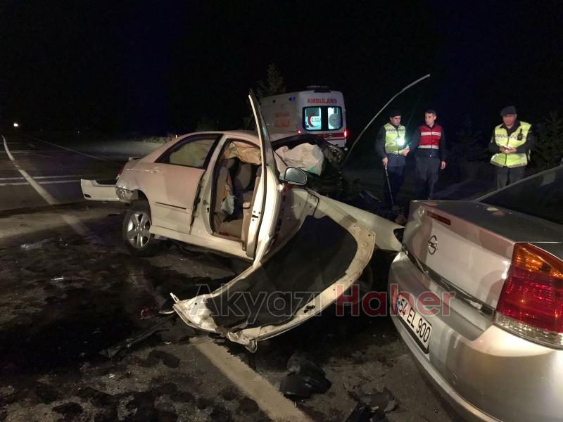 İki otomobilin çarpıştığı kazada 1 kişi öldü, 4 kişi ağır yaralandı