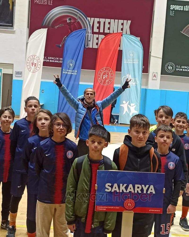 Paris Orta Okulu Küçükler Futbol Takımı'ndan tarihi başarı