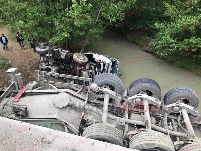 Akyazı'da Kaza Tır Dereye Uçtu 1 Yaralı