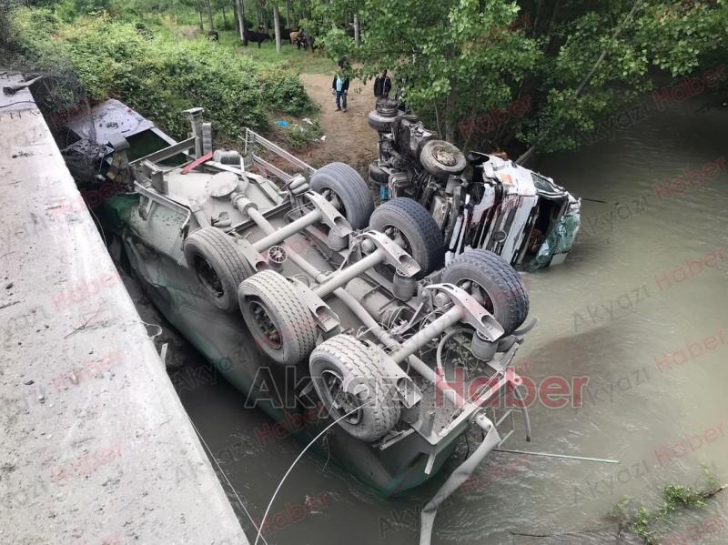 Akyazı'da Kaza Tır Dereye Uçtu 1 Yaralı