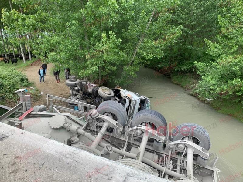 Akyazı'da Kaza Tır Dereye Uçtu 1 Yaralı
