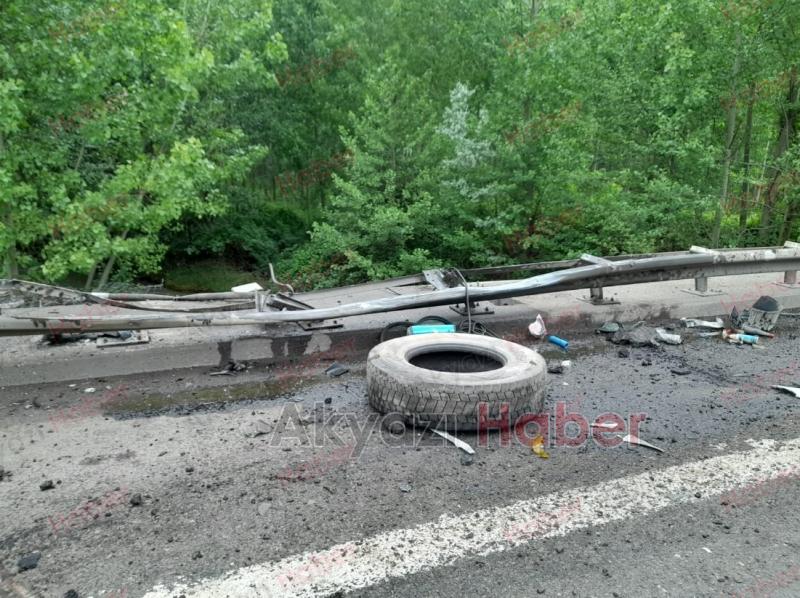 Akyazı'da Kaza Tır Dereye Uçtu 1 Yaralı