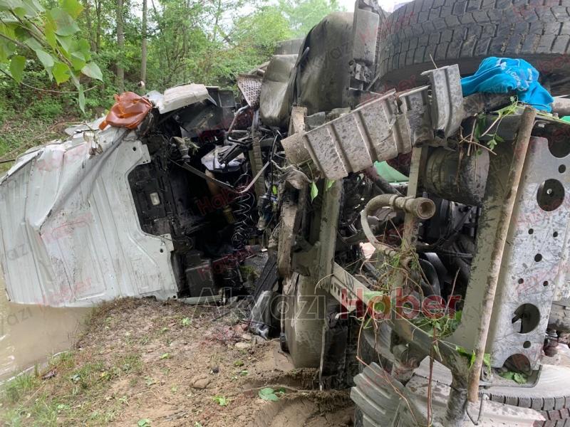 Akyazı'da Kaza Tır Dereye Uçtu 1 Yaralı