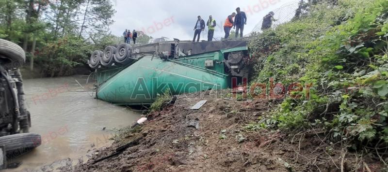 Akyazı'da Kaza Tır Dereye Uçtu 1 Yaralı