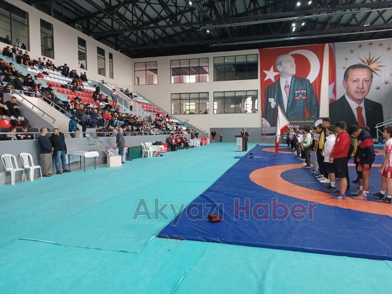 Genç güreşçiler minderde kıyasıya mücadele ettiler 