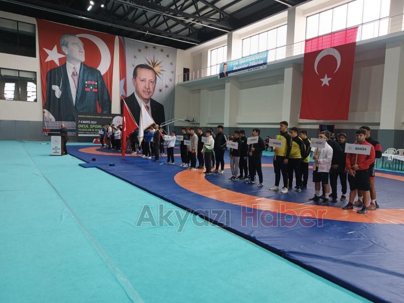 Genç güreşçiler minderde kıyasıya mücadele ettiler 