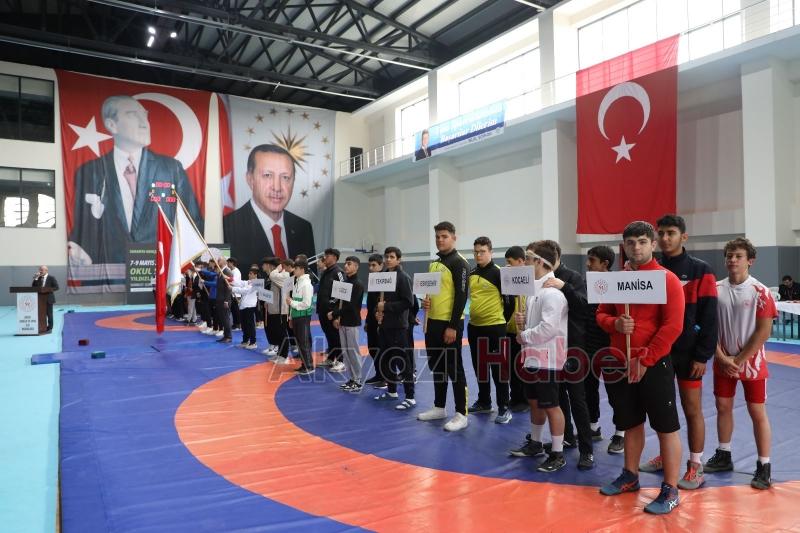 Genç güreşçiler minderde kıyasıya mücadele ettiler 