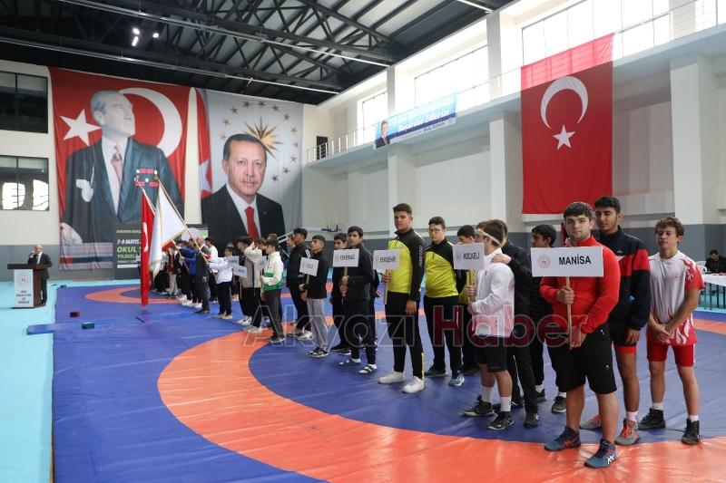 Genç güreşçiler minderde kıyasıya mücadele ettiler 