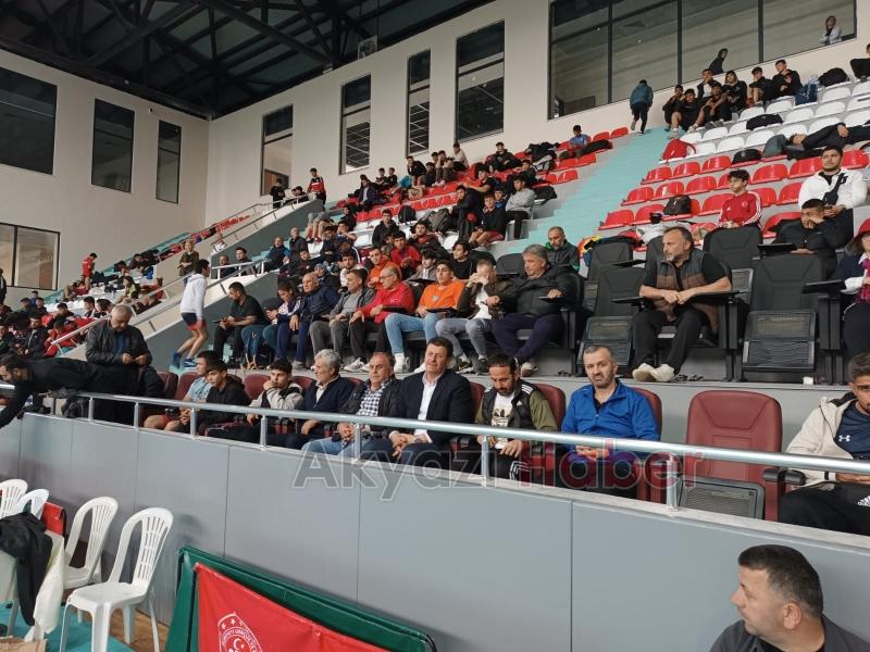 Genç güreşçiler minderde kıyasıya mücadele ettiler 