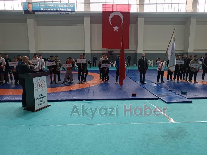 Genç güreşçiler minderde kıyasıya mücadele ettiler 