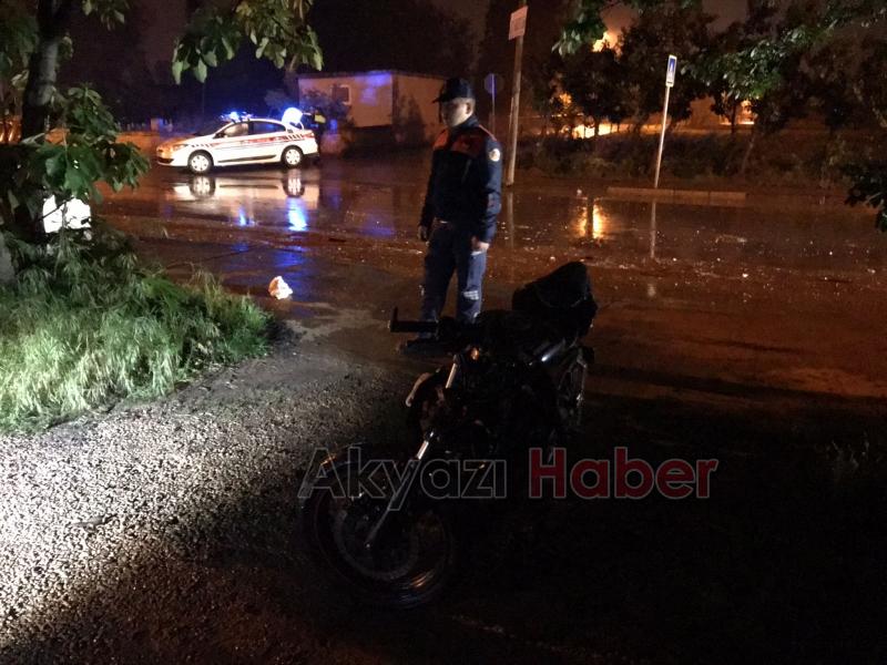 Akyazı'da otomobile çarpışan motosiklet sürücü yaralandı