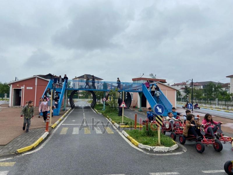 Öğrenciler hem öğreniyor hem eğleniyolar