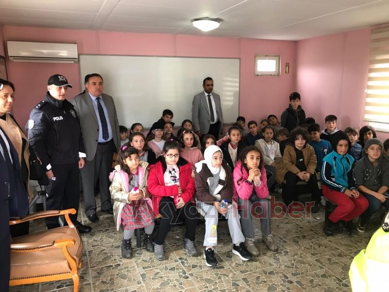 Öğrenciler hem öğreniyor hem eğleniyolar