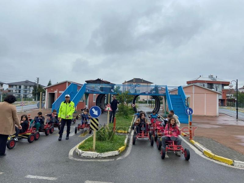 Öğrenciler hem öğreniyor hem eğleniyolar