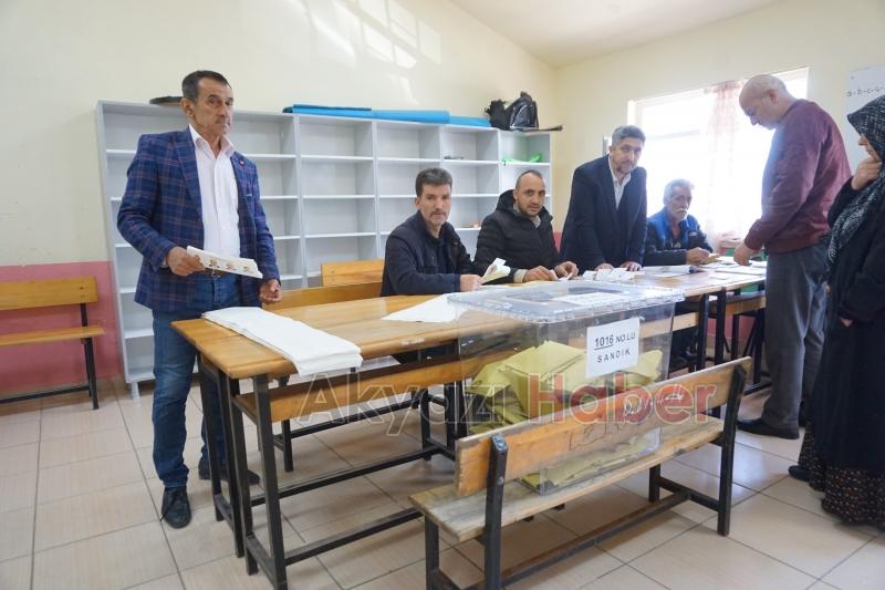 Akyazı sandık başında