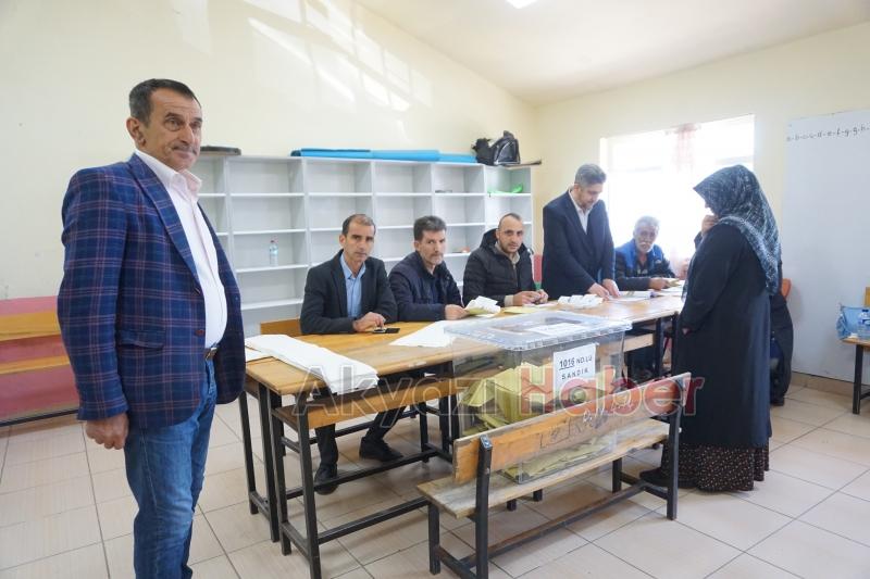 Akyazı sandık başında