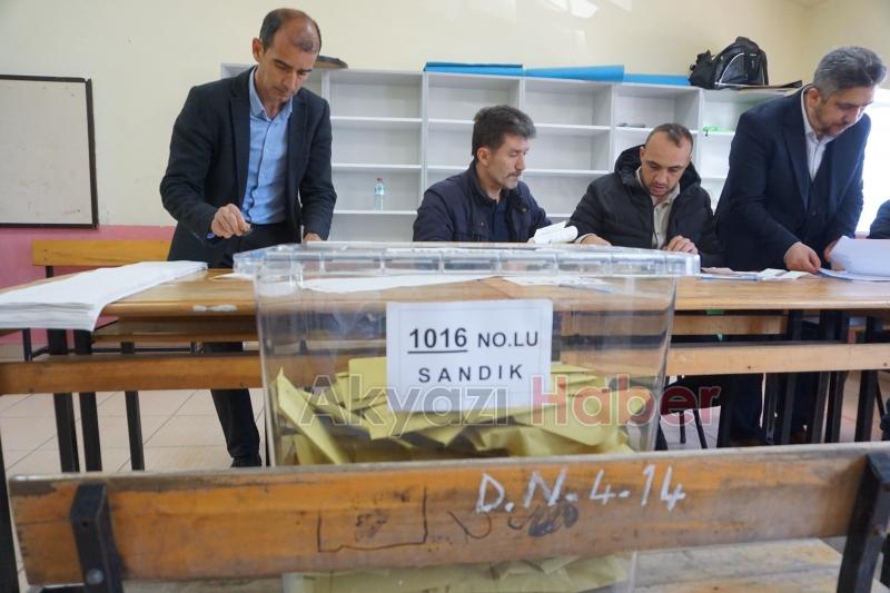 Akyazı sandık başında