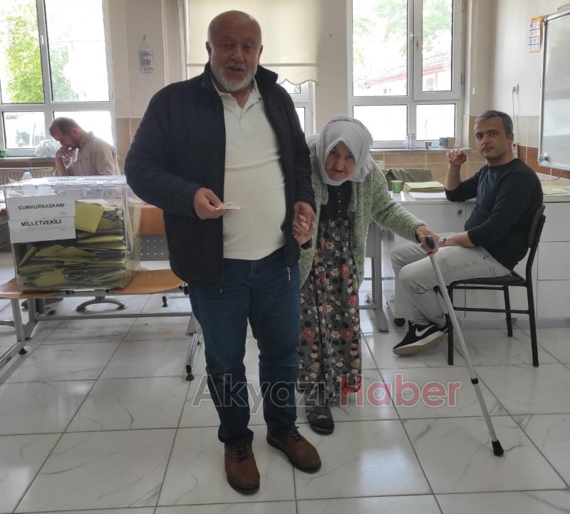 Akyazı'da oy kullanma sürüyor