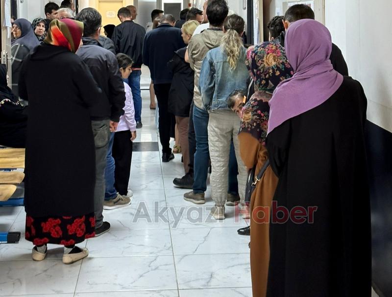 Akyazı'da oy kullanma sürüyor