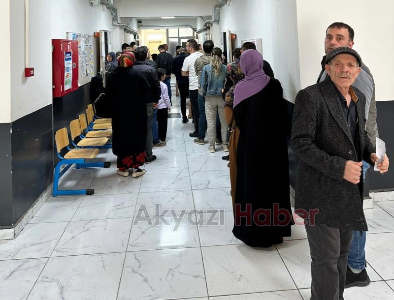 Akyazı'da oy kullanma sürüyor