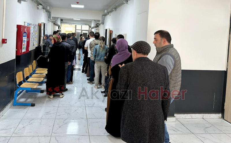 Akyazı'da oy kullanma sürüyor