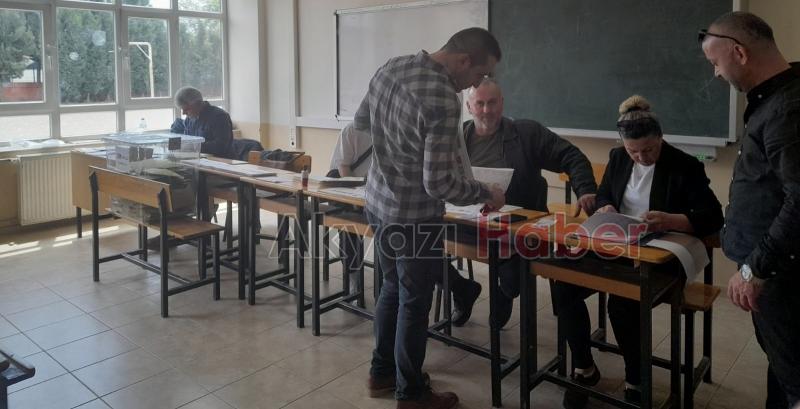 Akyazı'da oy kullanma sürüyor