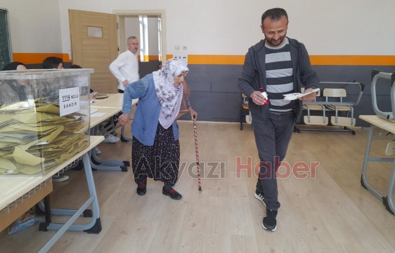 Akyazı'da oy kullanma sürüyor