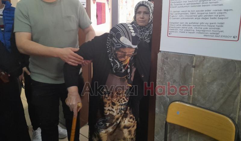 Akyazı'da oy kullanma sürüyor