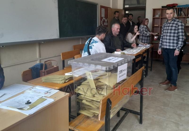 Akyazı'da oy kullanma sürüyor