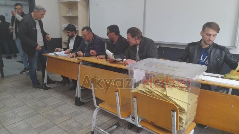 Akyazı'da oy kullanma sürüyor