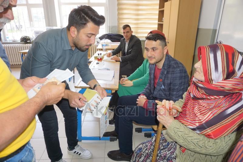 Asırlık Çınarlar oy kullanmak için sandığa gitti