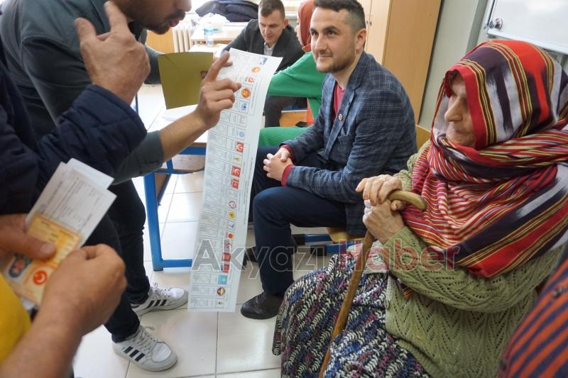 Asırlık Çınarlar oy kullanmak için sandığa gitti