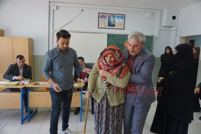 Asırlık Çınarlar oy kullanmak için sandığa gitti