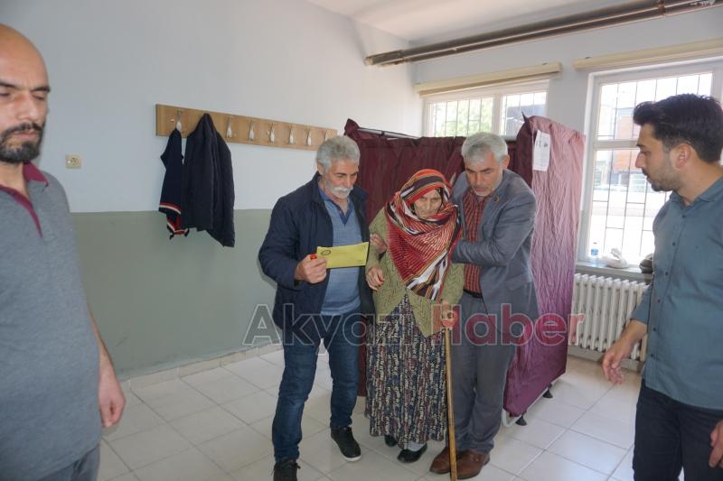 Asırlık Çınarlar oy kullanmak için sandığa gitti