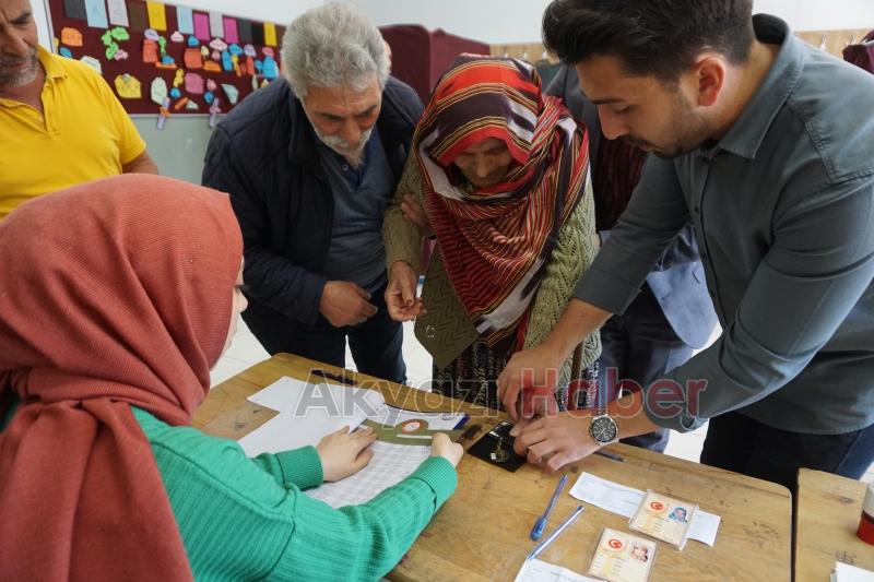 Asırlık Çınarlar oy kullanmak için sandığa gitti