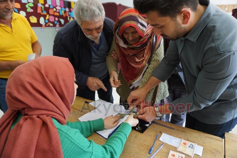 Asırlık Çınarlar oy kullanmak için sandığa gitti