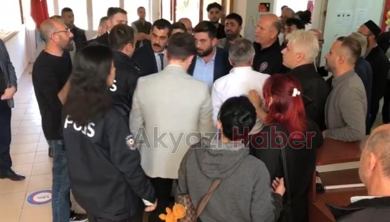 Akyazı'da sandıkta gergin anlar