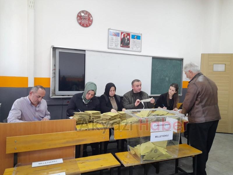 Sandıklar açıldı, oy sayımına geçildi