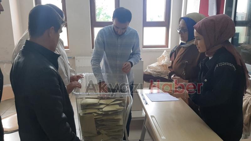 Sandıklar açıldı, oy sayımına geçildi