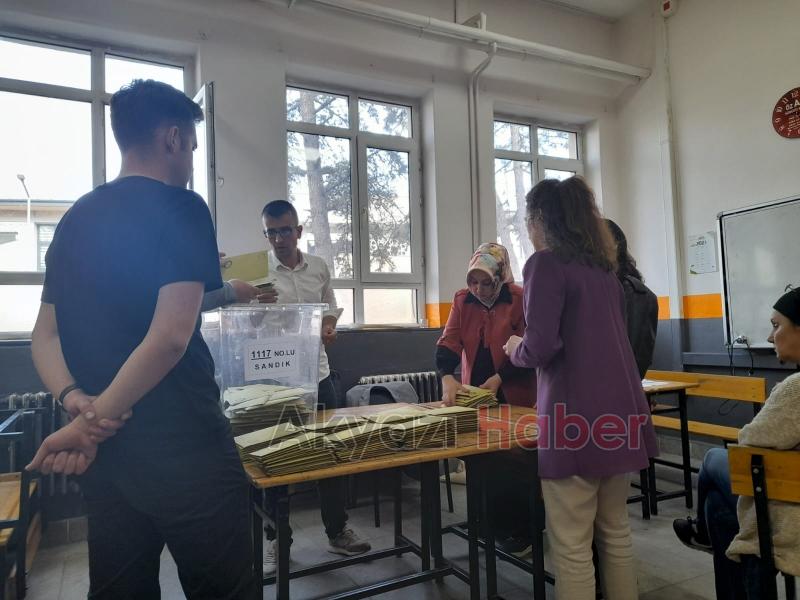 Sandıklar açıldı, oy sayımına geçildi