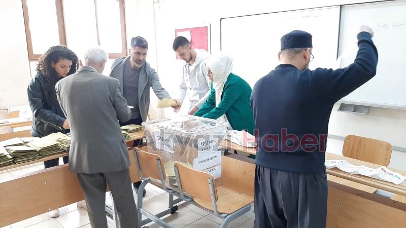 Sandıklar açıldı, oy sayımına geçildi