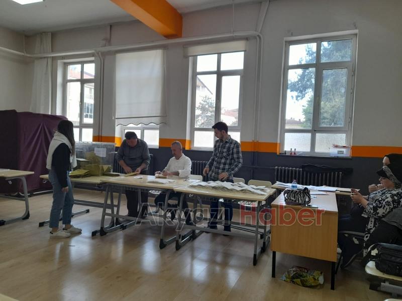 Sandıklar açıldı, oy sayımına geçildi