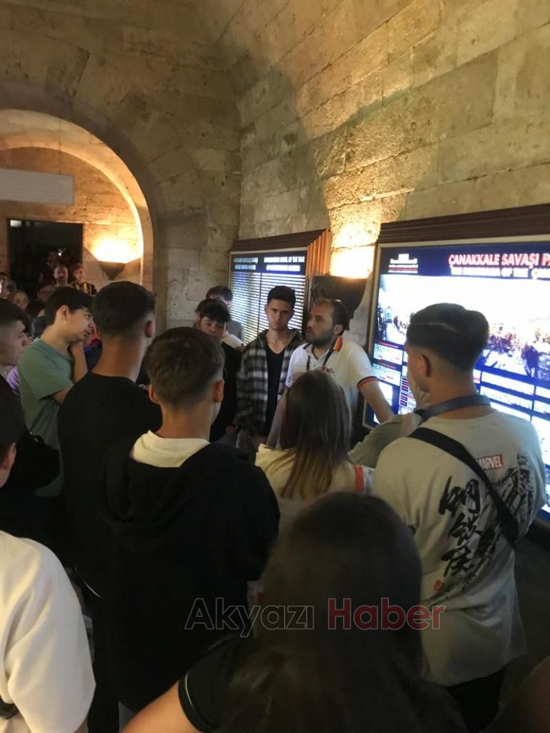 Şehit Yüzbaşı Lisesi Anıtkabiri ziyaret etti.