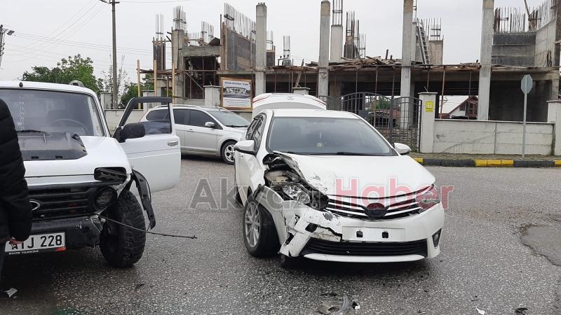 Pikap ile otomobilin çarpışması sonucu 2 kişi yaralandı