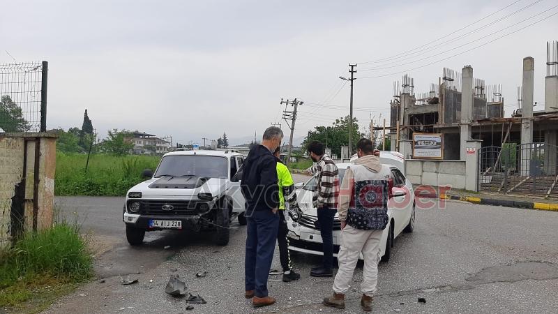 Pikap ile otomobilin çarpışması sonucu 2 kişi yaralandı