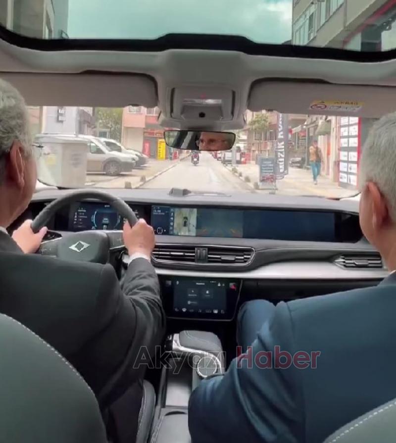 Yüce Togg'un direksiyonuna geçti, büyükelçiye şehir turu attırdı