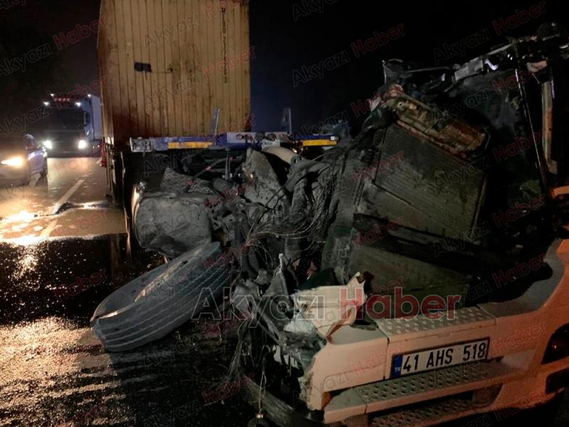 Anadolu Otoyolu'nda paramparça olan bu tırın kupasından sağ çıktı